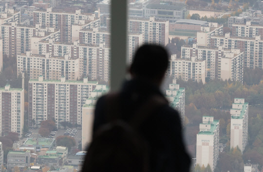 서울 송파구 롯데타워에서 바라본 서울 시내 아파트 단지 모습.  <사진=연합뉴스>